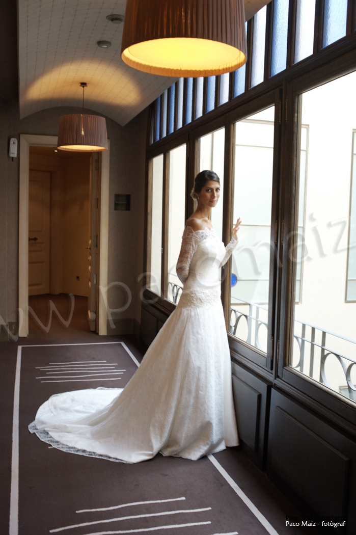 bodas, mujer en vestido de boda posa de perfil frente a una ventana